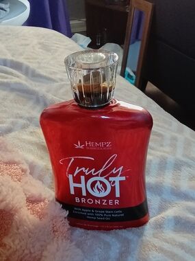 Hempz Truly Hot Bronzer - Red Bottle